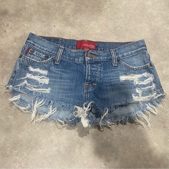 Hollister Y2K low rise distressed frayed light wash denim booty shorts sz 5 - Picture 1 of 4
